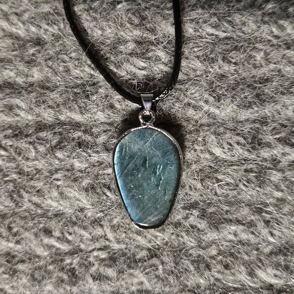 NWOT labradorite gemstone/crystal skull, silver plate, black cord, new - Picture 3 of 3